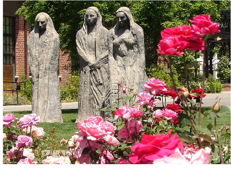 Three Sisters Statue